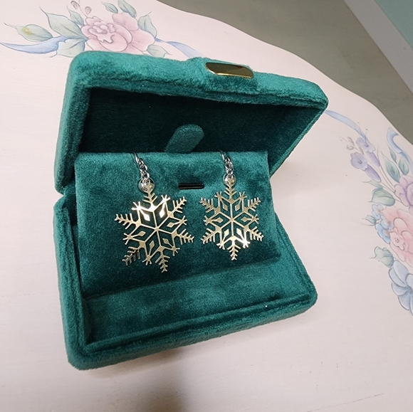 HOST PICK Vintage Earrings Snowflakes, Christmas,Clip On Earrings, Silver - Picture 3 of 8